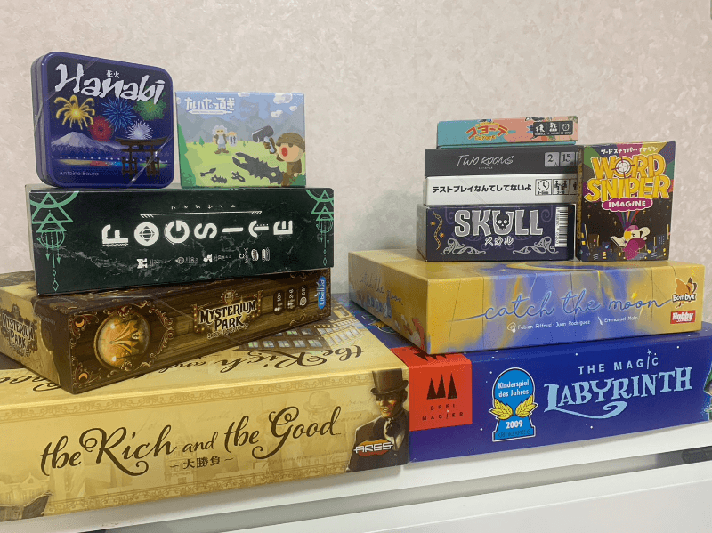 たくさんのボードゲームの箱が積み重なっている