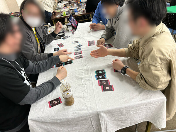 ボードゲームクリエイター、らいるずさんのボードゲームを遊んでいる様子