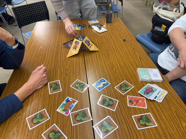 ボードゲームクリエイター、バンブーゲームズさんのボードゲームを遊んでいる様子