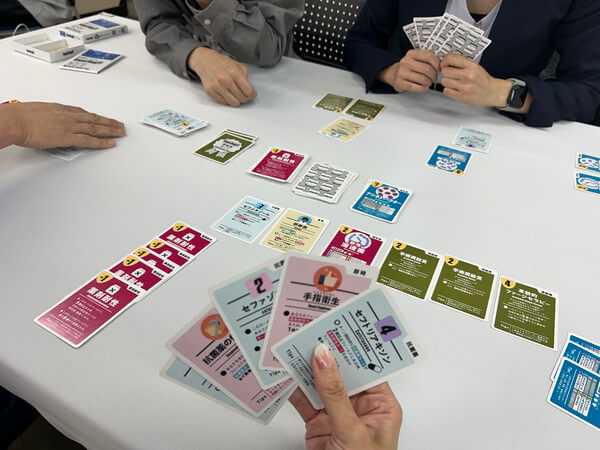 ボードゲームクリエイター、医学ゲームラボさんのボードゲームを遊んでいる様子