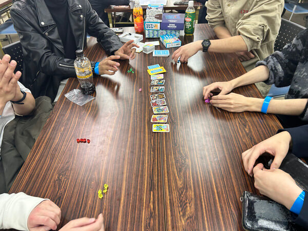 ボードゲーム「ito」で遊んでいる様子