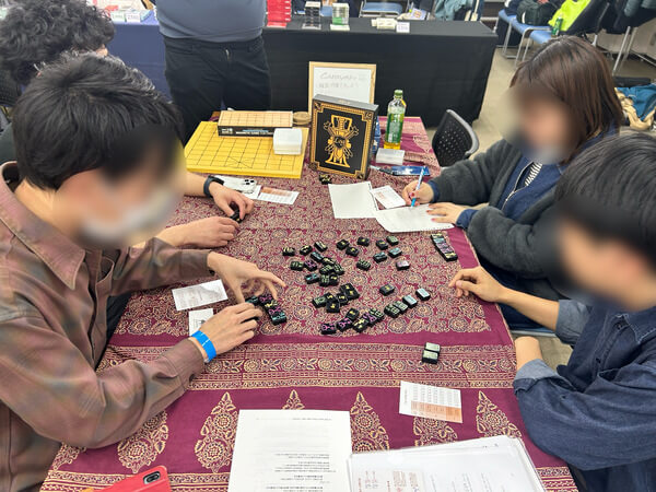 韓国の簡易麻雀「LOG」で遊んでいる様子。4人でテーブルを囲み、楽しそうにプレイしている