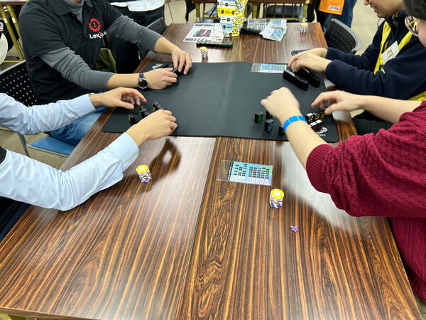 ボードゲーム「Lexio」で遊んでいる様子