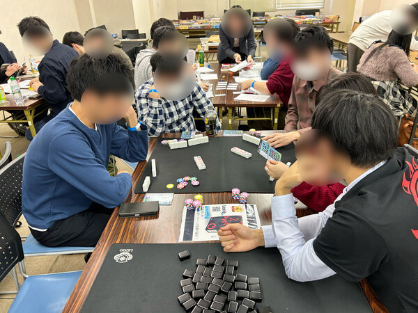 麻雀のようなコマを使うボードゲーム「Lexio」で遊んでいる様子。