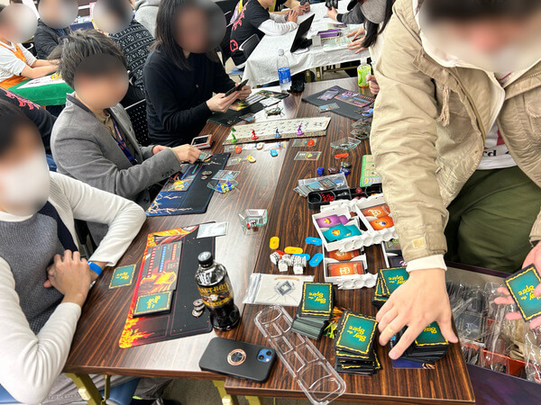 ボードゲーム「Slay the Spire」で遊んでいる様子。たくさんのカードやコマが置かれている