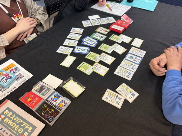 ボードゲームクリエイター、RayArcさんのボードゲームを遊んでいる様子