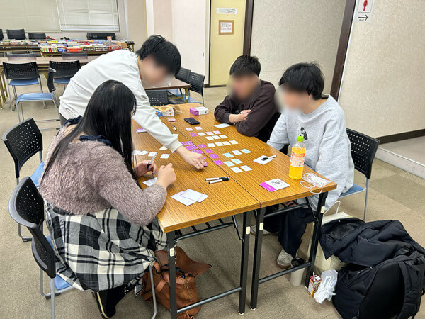 ボードゲームクリエイター、Play&さんのボードゲームを遊んでいる様子