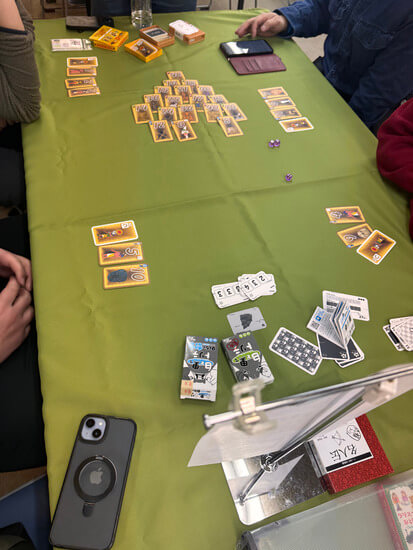 ボードゲームクリエイター、デコクトデザインさんのボードゲームを遊んでいる様子